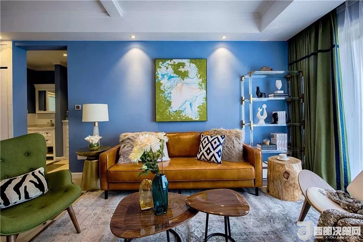 沙發(fā)背景墻選對裝飾畫，才能美了整個客廳空間！