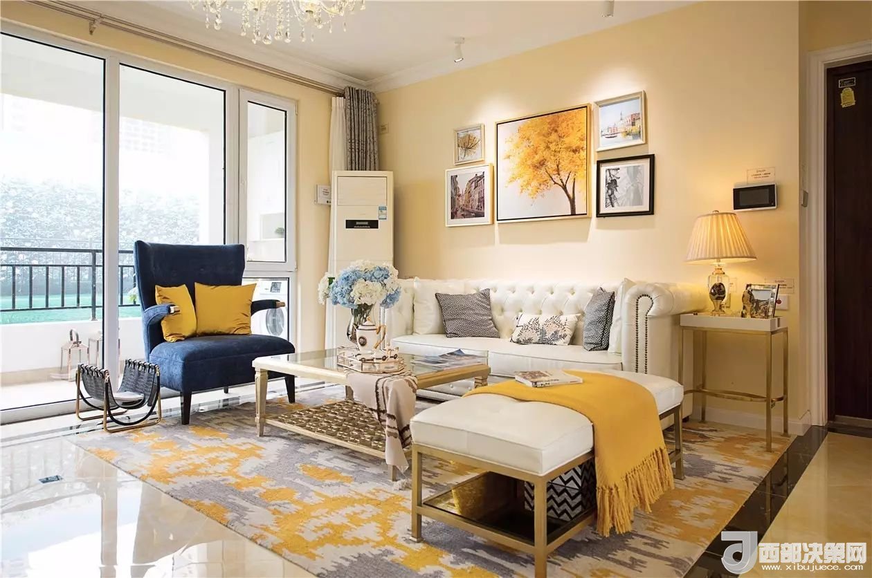 沙發(fā)背景墻選對裝飾畫，才能美了整個客廳空間！