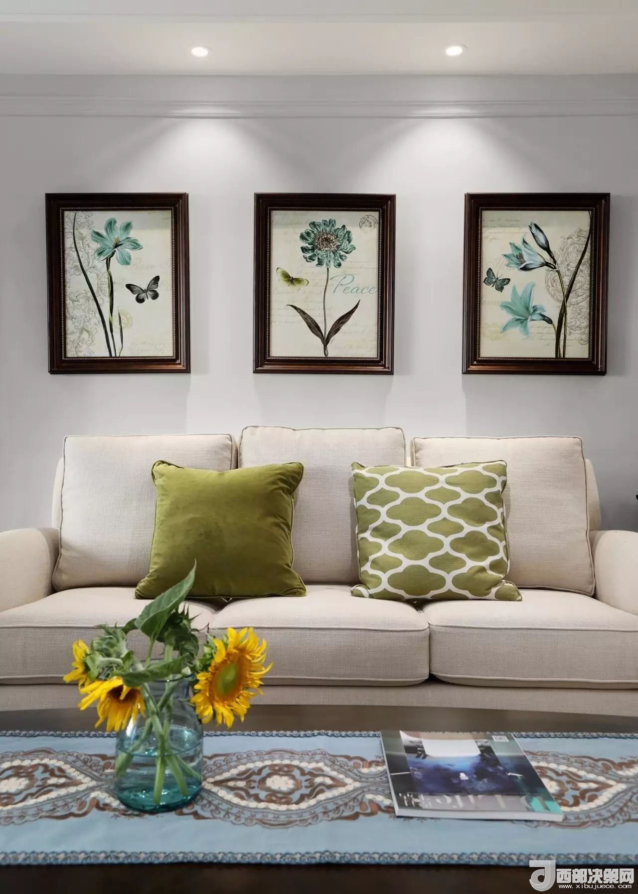 沙發(fā)背景墻選對裝飾畫，才能美了整個客廳空間！