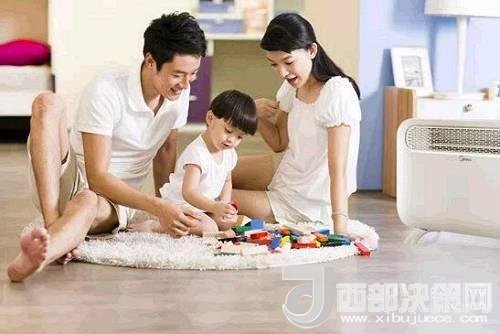 兒童時(shí)期，孩子好奇心強(qiáng)，喜歡“打破砂鍋問到底”、“探究性拆東西”、“自言自語做游戲”。這些聽似好笑，看似頑皮的言行舉止，恰恰就是孩子創(chuàng)造火花的閃現(xiàn)。心理學(xué)家鄧斯克認(rèn)為，小孩子在游戲中的“假裝”會大大促進(jìn)他們的發(fā)散思維。