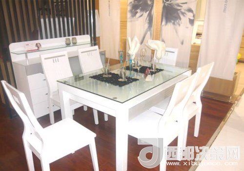 喜歡白色餐桌 但椅子該如何搭配？