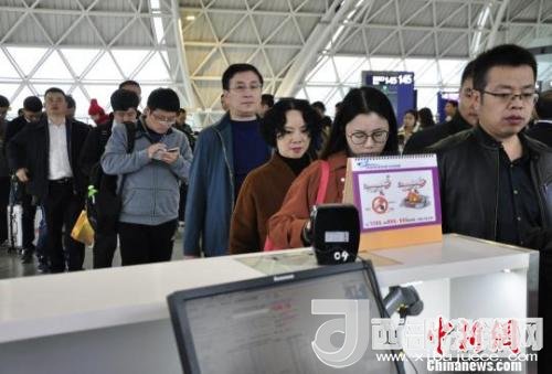 圖為旅客等待進入客艙。　呂俊明 攝