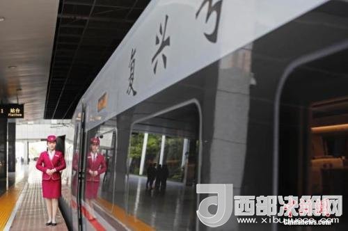 資料圖：4月10日，列車員在“復(fù)興號(hào)”列車旁迎接旅客的到來。 <a target='_blank'  data-cke-saved- >中新社</a>記者 殷立勤 攝