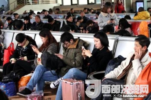 資料圖：移動互聯(lián)網(wǎng)時代，旅客都拿著手機(jī)打發(fā)時間。<a target='_blank' >中新社</a>記者 王中舉 攝