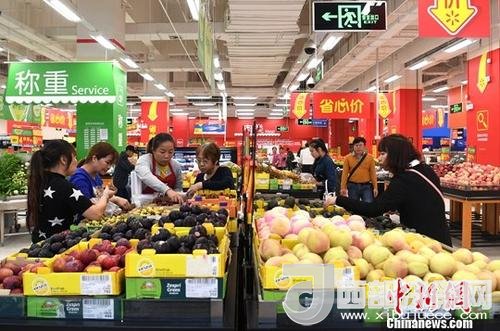 資料圖：民眾在超市選購水果。<a target='_blank'  data-cke-saved- >中新社</a>記者 俞靖 攝