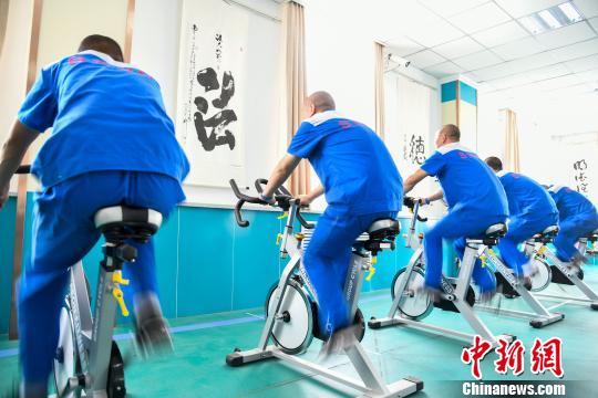 山西省戒毒人員正在進行身體鍛煉?！⊥踅ㄜ?攝
