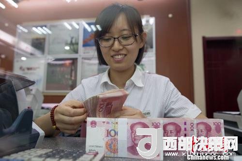 7月5日，山西太原一銀行工作人員正在清點貨幣。人民幣對美元匯率中間價在經(jīng)歷了過去11個交易中的10次下調(diào)后終于迎來大漲。5日，中國外匯交易中心公布人民幣對美元匯率中間價報6.6180，較前一交易日大幅上調(diào)415個基點，創(chuàng)下自2017年10月11日以來的最大升幅。<a target='_blank' >中新社</a>記者 張云 攝