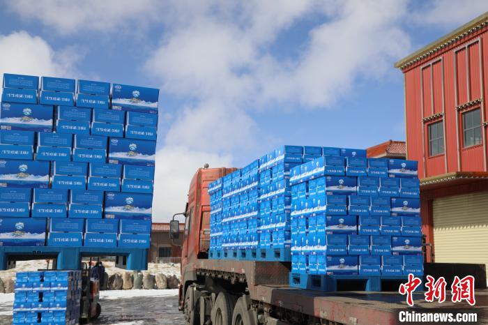 圖為當(dāng)雄的冰川礦泉水裝車，即將發(fā)往湖北。　當(dāng)雄縣 供圖 攝