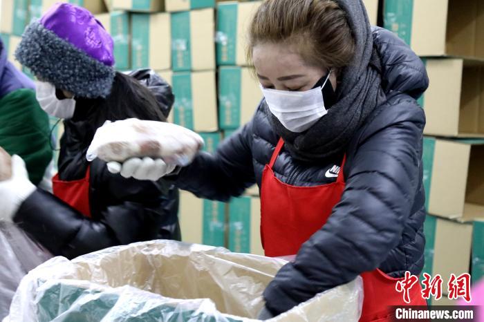 當(dāng)雄縣民眾將牦牛肉裝箱。　當(dāng)雄縣 供圖 攝