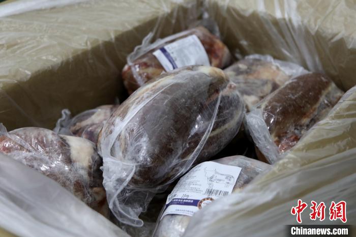 當(dāng)雄縣援鄂物資中的牦牛肉，圖中的為腱子肉，是牦牛肉中的“極品”。　當(dāng)雄縣 供圖 攝