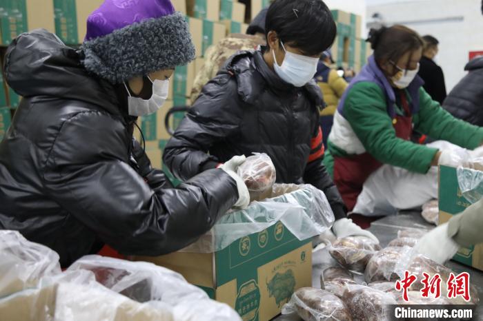 當(dāng)雄縣民眾打包當(dāng)?shù)氐奶禺a(chǎn)，“有身份證”牦牛肉?！‘?dāng)雄縣 供圖 攝