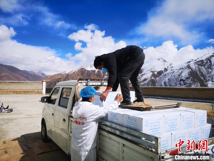 圖為工作人員搬運(yùn)物資。堆龍德慶區(qū)宣傳部供圖