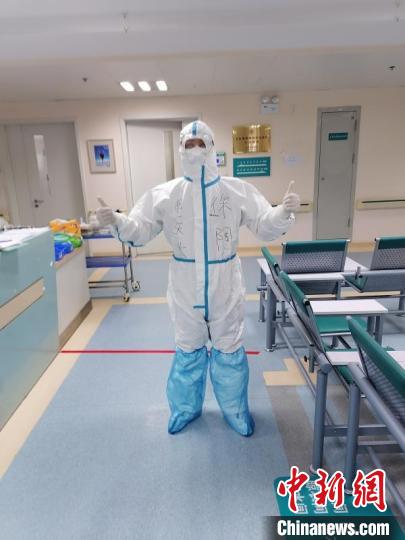 徐陶在工作中。四川援助湖北醫(yī)療隊供圖