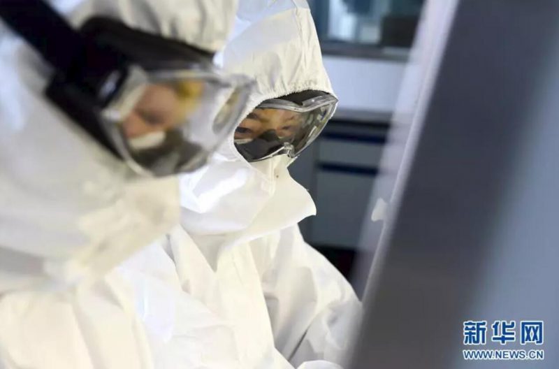 ▲資料圖片：負責(zé)新型冠狀病毒核酸檢測的工作人員，在實驗室進行樣本處理。（新華社發(fā) 周牧 攝）