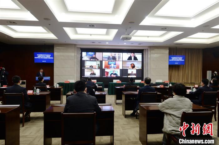 青羊區(qū)2020年重大項(xiàng)目在線集中簽約儀式現(xiàn)場(chǎng)。青羊區(qū)委宣傳部供圖