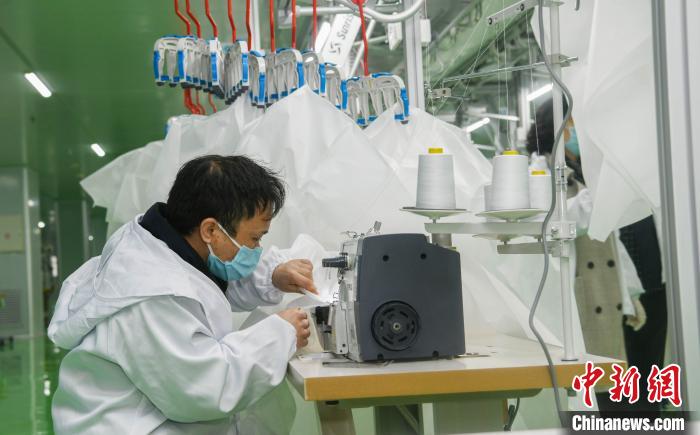 工人生產(chǎn)防護服，保障抗疫物資供應。廣安市委宣傳部供圖