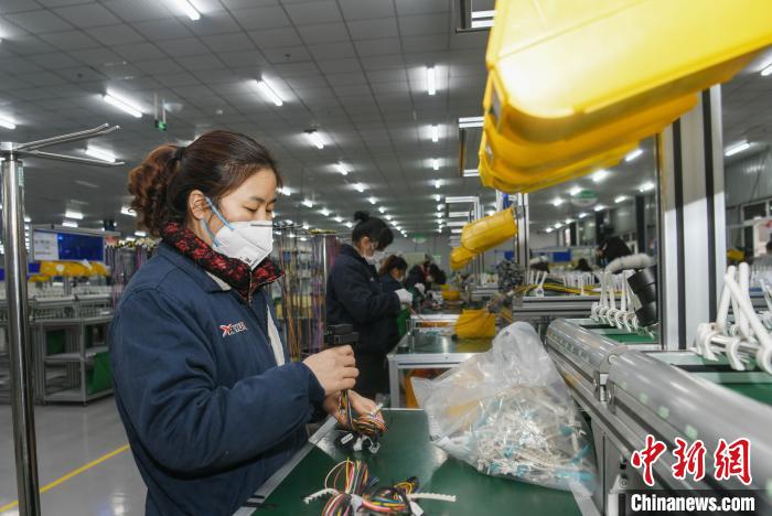 工人戴著口罩搶抓生產(chǎn)?！】到?攝