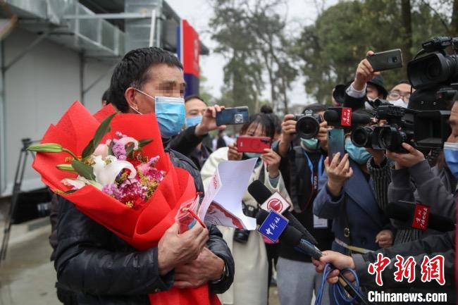 圖為貴州省最后一名新冠肺炎確診患者從貴州省將軍山醫(yī)院出院，患者接受媒體采訪。　瞿宏倫 攝