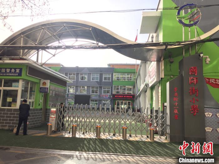 校門(mén)口設(shè)置臨時(shí)等候區(qū)，區(qū)域四周5米為禁行區(qū)?！「呷鸱?攝