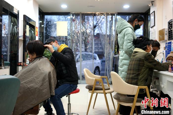 拉薩市民在一美發(fā)店理發(fā)、美甲?！〗w波 攝