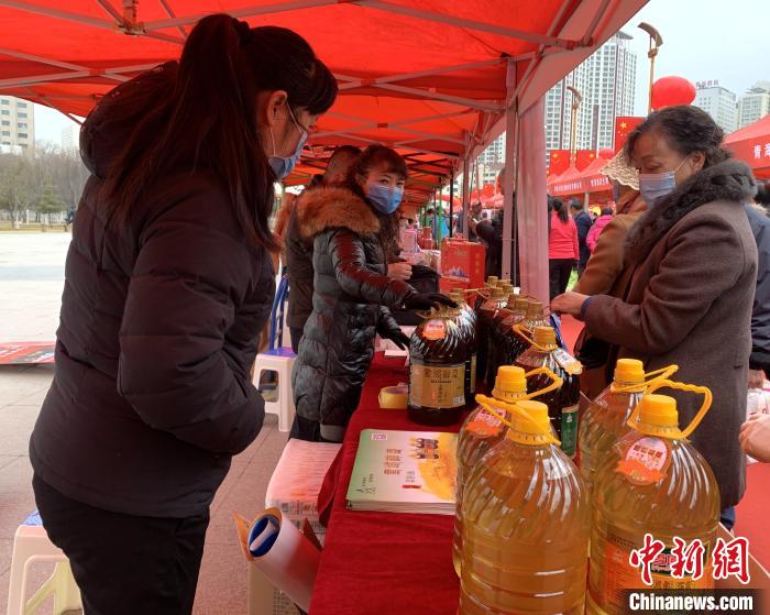 圖為市民們正在采購商品?！O睿 攝