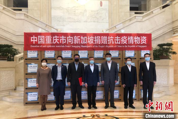 圖為捐贈方與接收方代表合影留念?！⑾嗔?攝