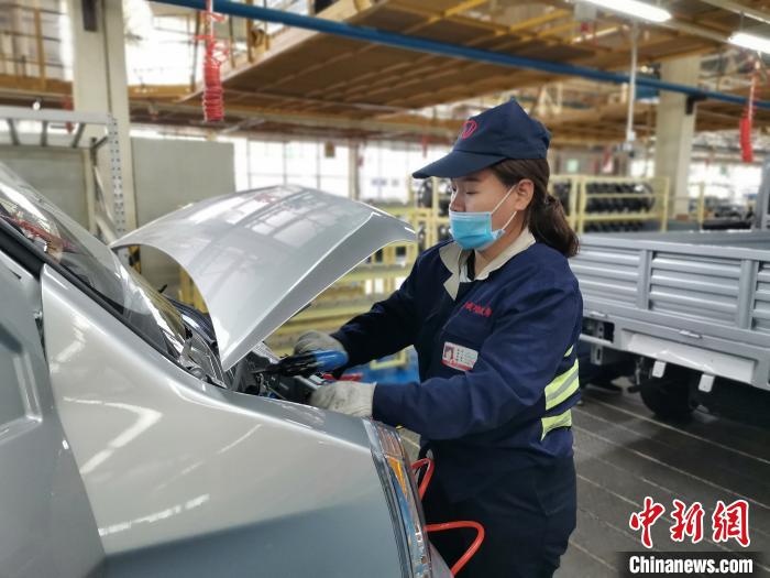 在滿足國外市場供應的同時，成功汽車也緊盯國內(nèi)市場，拓渠道保銷量。　高飛 攝