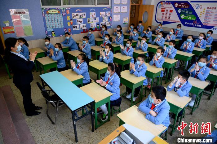 學(xué)校是人群密集場(chǎng)所，山西省疫情防控工作領(lǐng)導(dǎo)小組要求，要周密閉環(huán)做好疫情防控。　韋亮 攝