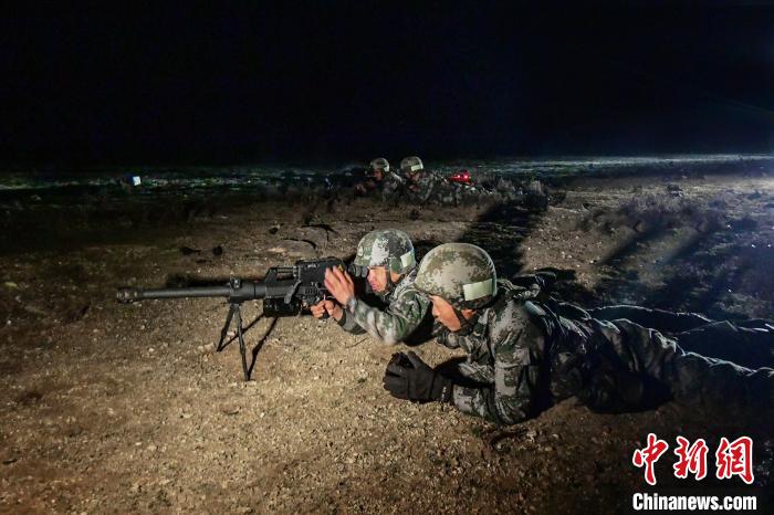 夜間狙擊手摧毀敵探照燈?！∑呀?攝