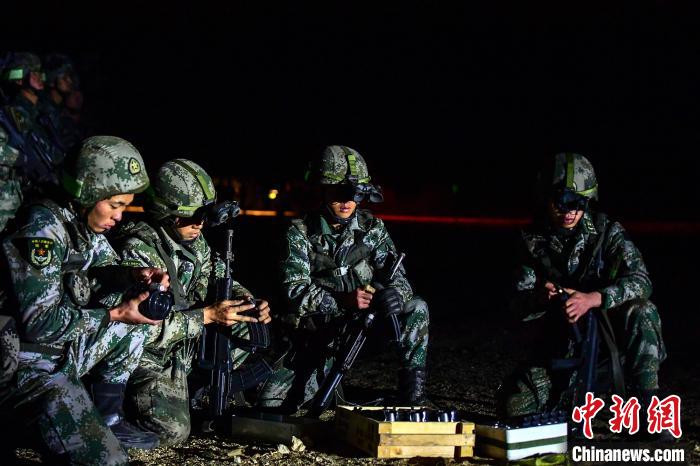 戰(zhàn)士正在補充彈藥?！∑呀?攝