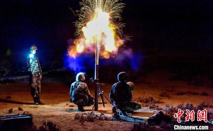 演練中偵察兵在夜間利用迫擊炮摧毀敵輕型裝甲?！」鶘|東 攝