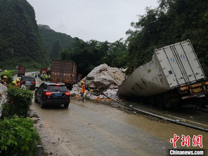 事故現(xiàn)場?！↑S鵬 攝