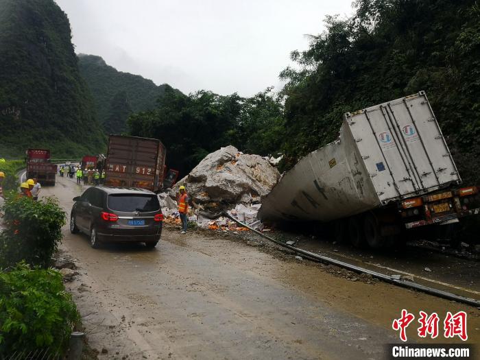 事故現(xiàn)場。　黃鵬 攝