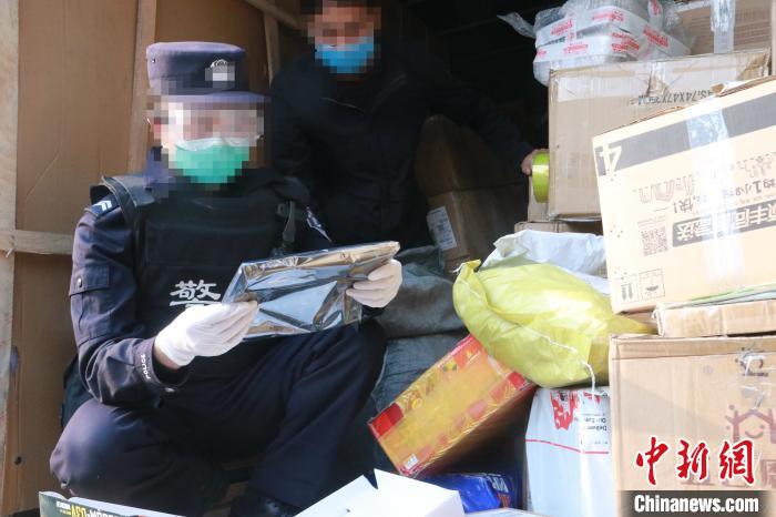 圖為勐康邊檢站民警在對快遞運輸車輛進行例行檢查?！钐?攝