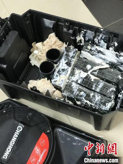 圖為臨滄邊境管理支隊從音響中查獲毒品?！⒂狼?攝