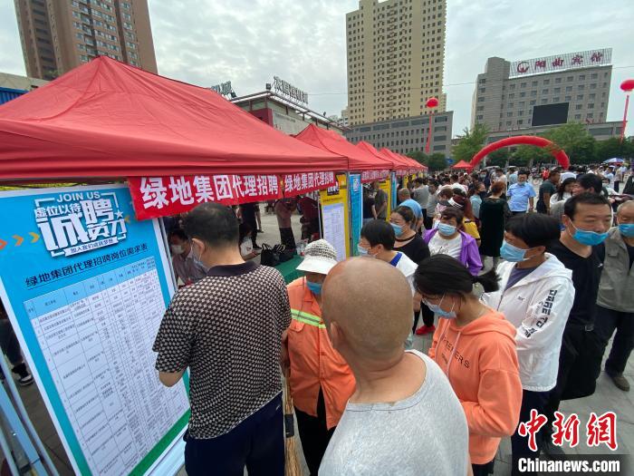 一些知名企業(yè)展臺前，投遞簡歷、咨詢就業(yè)的人絡繹不絕?！∏愊?攝