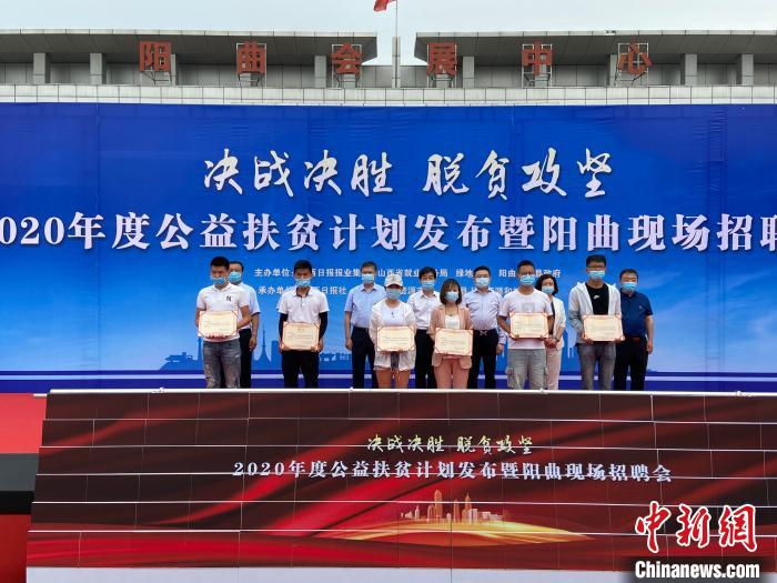 在現(xiàn)場，綠地集團與困難就業(yè)群體就業(yè)代表簽署勞務合同，并為首批6名就業(yè)代表頒發(fā)上崗證書?！∏愊?攝