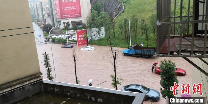 圖為重慶萬州城區(qū)積水嚴(yán)重?！≈貞c萬州區(qū)委宣傳部供圖 攝