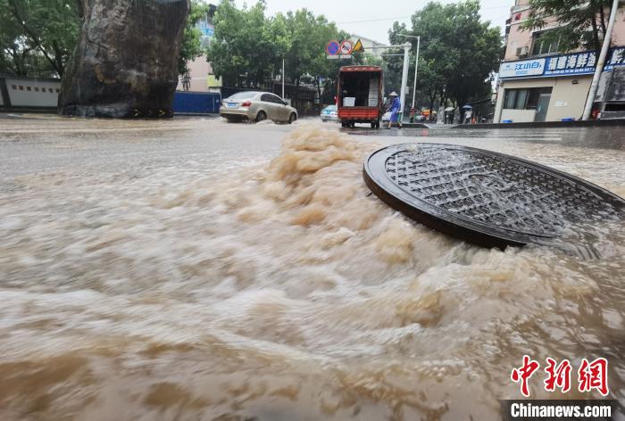 圖為重慶萬州城區(qū)積水嚴(yán)重?！≈貞c萬州區(qū)委宣傳部供圖 攝