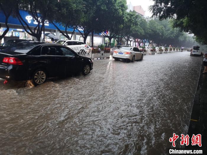 圖為重慶萬州城區(qū)積水嚴(yán)重?！≈貞c萬州區(qū)委宣傳部供圖 攝