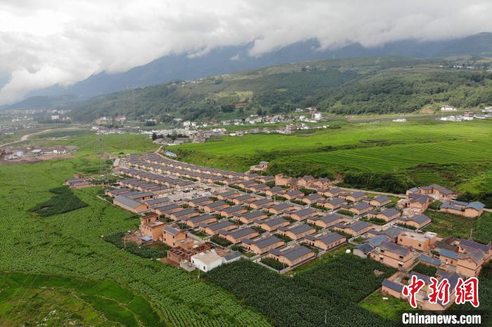 甲甲溝村新建農(nóng)房掩映在農(nóng)作之間?！埨?攝