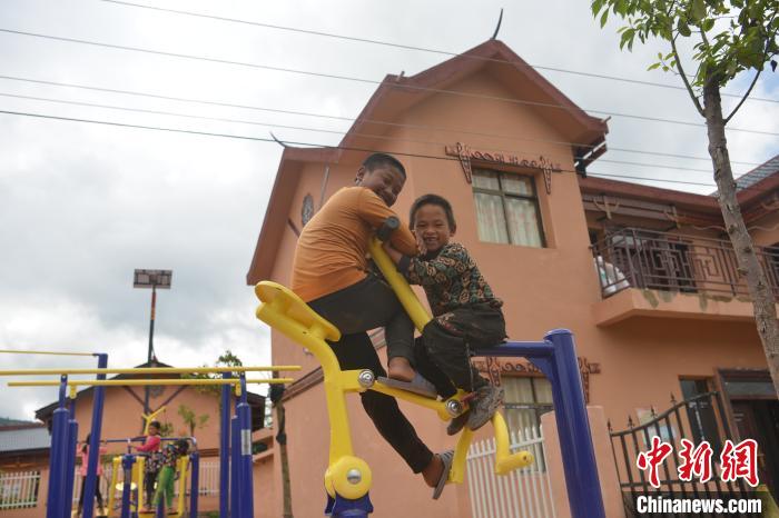 甲甲溝村里玩耍的孩子?！埨?攝